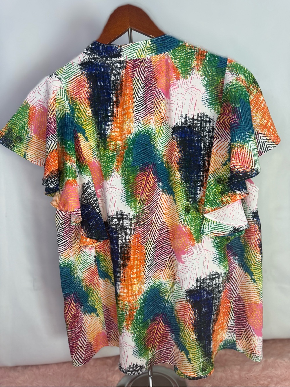 Entro - Abstract Multicolor Ruffled Flutter-Sleeve V-Neck Top - Size M - Picture 5 of 7